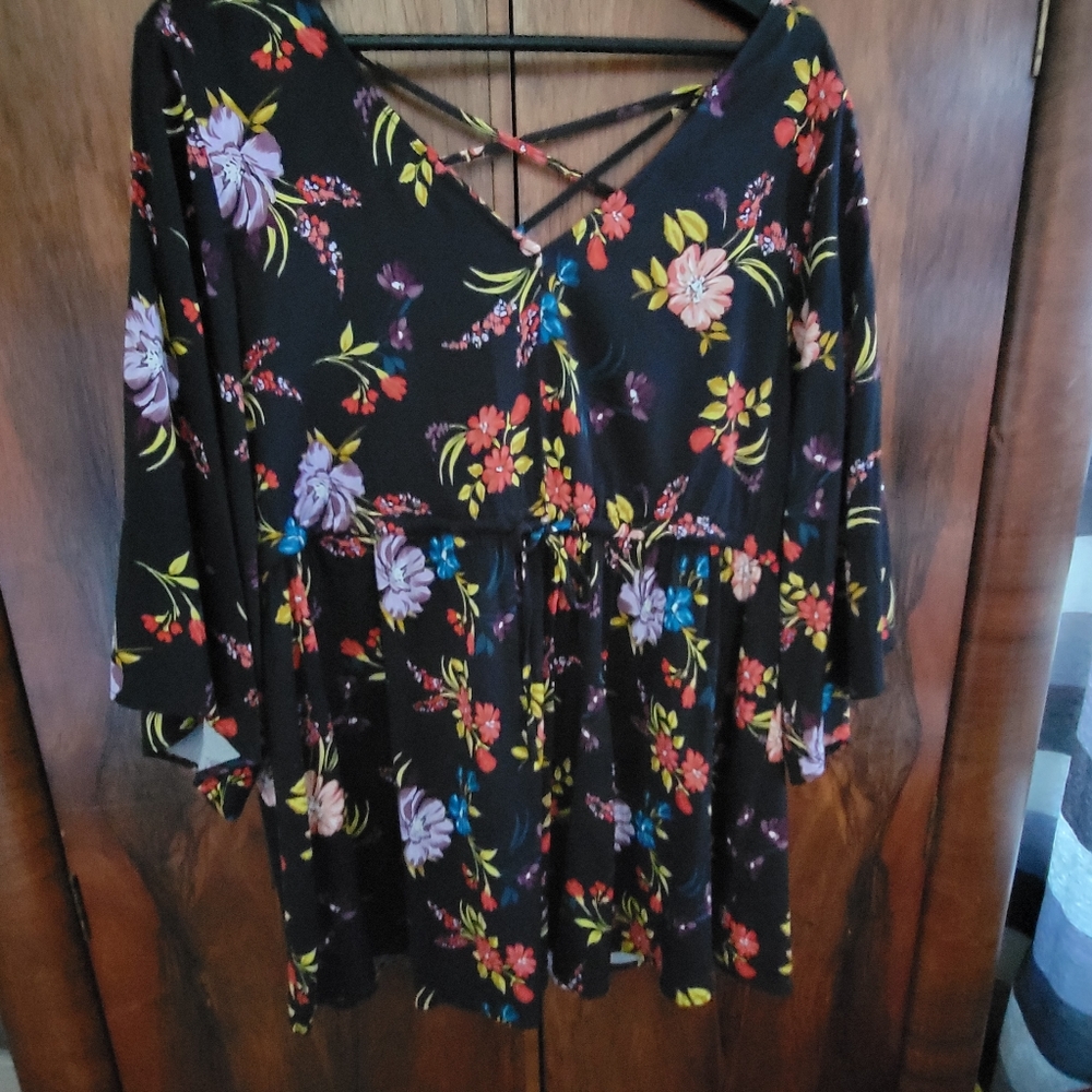 TORRID Black Floral Strappy Back Blouse Sz 1X (14-16)